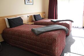 Alhambra Oaks Motor Lodge