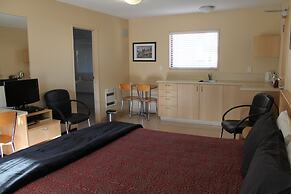 Alhambra Oaks Motor Lodge