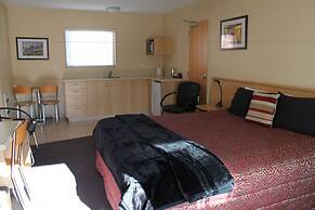 Alhambra Oaks Motor Lodge