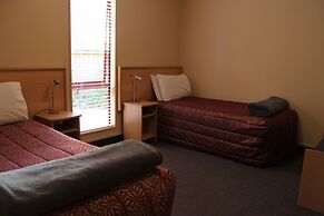 Alhambra Oaks Motor Lodge