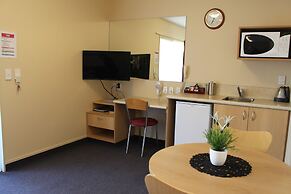 Alhambra Oaks Motor Lodge