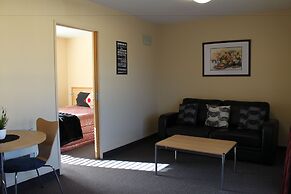 Alhambra Oaks Motor Lodge