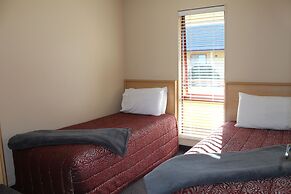 Alhambra Oaks Motor Lodge