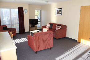 Alhambra Oaks Motor Lodge