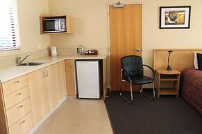 Alhambra Oaks Motor Lodge