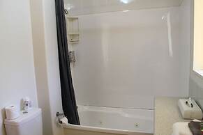 Alhambra Oaks Motor Lodge