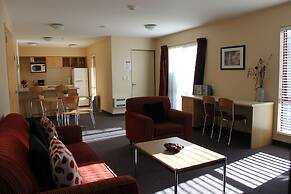 Alhambra Oaks Motor Lodge