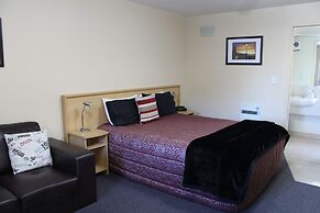 Alhambra Oaks Motor Lodge