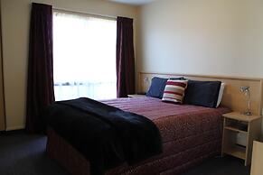 Alhambra Oaks Motor Lodge