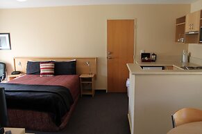 Alhambra Oaks Motor Lodge