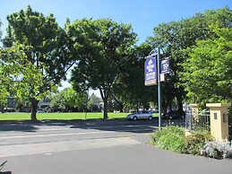 Alhambra Oaks Motor Lodge