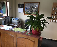 Alhambra Oaks Motor Lodge