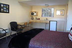 Alhambra Oaks Motor Lodge