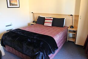 Alhambra Oaks Motor Lodge