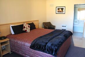 Alhambra Oaks Motor Lodge