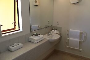 Alhambra Oaks Motor Lodge