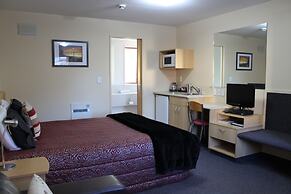 Alhambra Oaks Motor Lodge