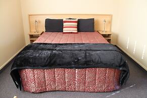 Alhambra Oaks Motor Lodge