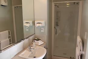 Alhambra Oaks Motor Lodge