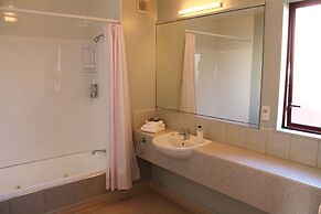 Alhambra Oaks Motor Lodge