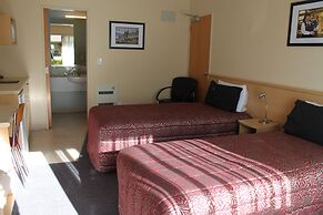 Alhambra Oaks Motor Lodge