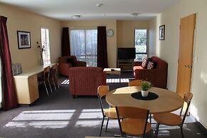 Alhambra Oaks Motor Lodge