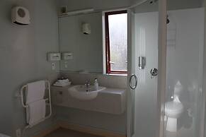 Alhambra Oaks Motor Lodge