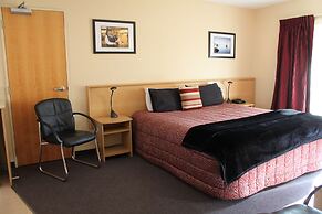 Alhambra Oaks Motor Lodge