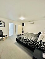 Twin Swans Motel