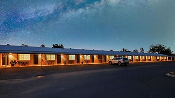 Riverland Motor Inn & River's Restaurant