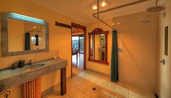 Maleny Tropical Retreat Balinese B&B