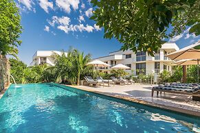 Bayview Beachfront Apartments, in town right on the beach