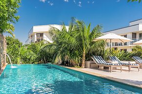 Bayview Beachfront Apartments, in town right on the beach