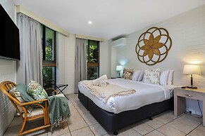 Bayview Beachfront Apartments, in town right on the beach