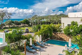 Bayview Beachfront Apartments, in town right on the beach