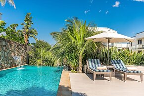 Bayview Beachfront Apartments, in town right on the beach