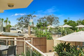 Bayview Beachfront Apartments, in town right on the beach