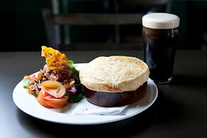 Dooleys Springsure Tavern and Motel