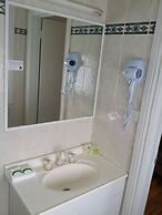 Hampton Court Apartments