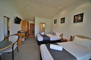 Emerald Explorers Inn