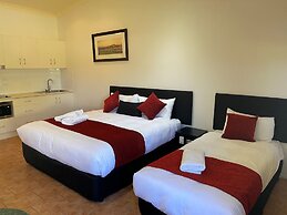 Emerald Explorers Inn