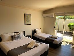 Emerald Explorers Inn