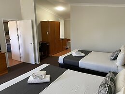 Emerald Explorers Inn