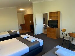 Emerald Explorers Inn