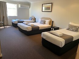 Emerald Explorers Inn