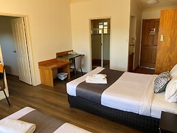 Emerald Explorers Inn