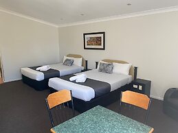 Emerald Explorers Inn