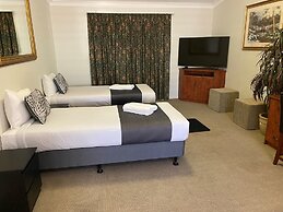 Emerald Explorers Inn