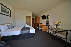 Emerald Explorers Inn