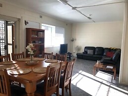 Batemans Bay Holiday Park - Hostel